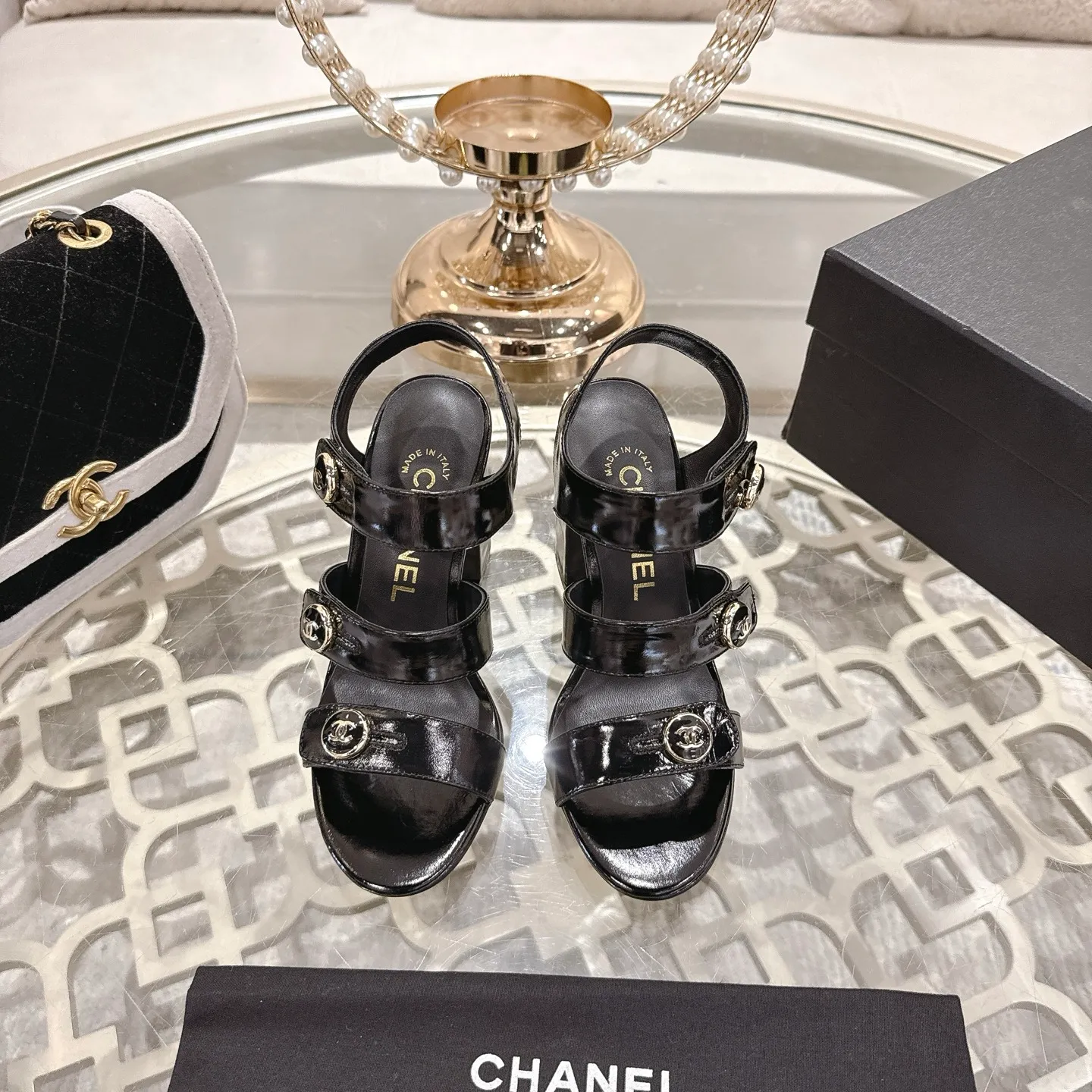 👟👟Ex-factory price 560👟👟 2026SS latest CHANEL Chanel 2026 early spring catwalk new model 🌸️Purchased the original version in Hong Kong and opened the mold exclusively. Top quality % genuine last developed with smooth lines and smooth entry and exit from the counter! Official website 1:1 production. Fabric: Mixed sheepskin imported from Italy & private molded double C buckle and letters are delicate, smooth, shiny and feel great! 💅The fabric and the feet are made of the same material, which is great on the feet! ! ! Color: black/apricot Code number: 34-40 (custom-made sizes 41 and 42 are non-refundable)
